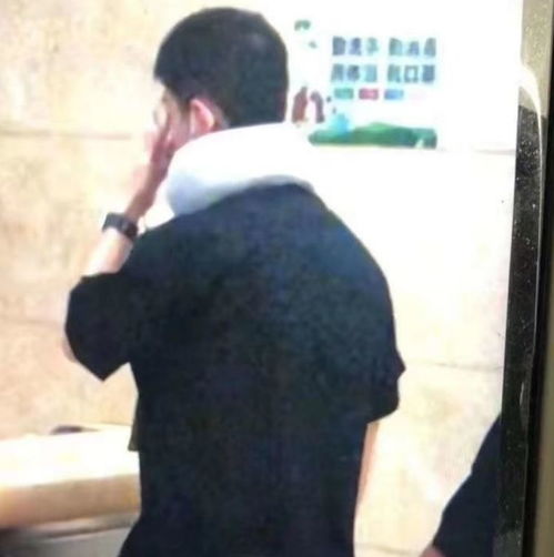 肖战时隔三个月终于有消息了,包裹严实,长发变寸头,太敬业了