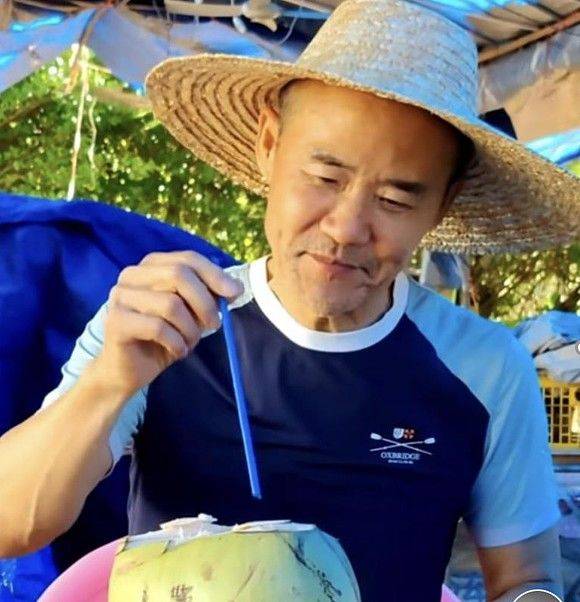 72岁王石带小70岁幼女出游,与小30岁娇妻穿情侣装,被赞活得通透