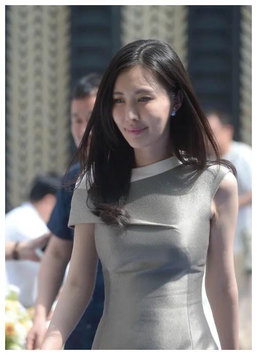田朴珺挤走原配嫁大30岁王石,自诩独立女性惹人嫌