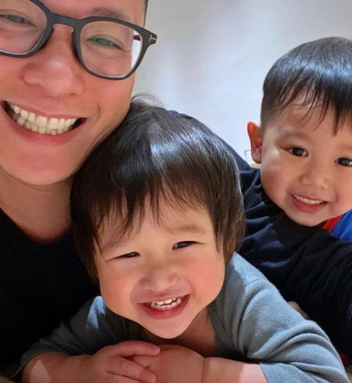 胡杏儿全家为三胎儿子庆百天,李奕宏正面曝光,酷似哥哥李奕霆