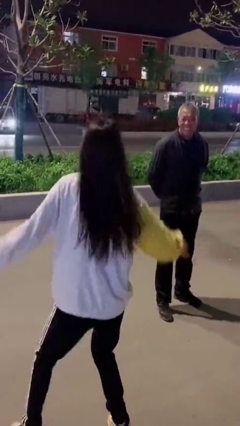 小姐姐在大爷面前跳舞,大爷的表情让人爆笑不止