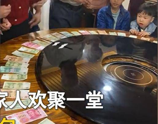 广东一家人花式抢红包,转盘转动时俩孩子表情真实,网友表示好玩