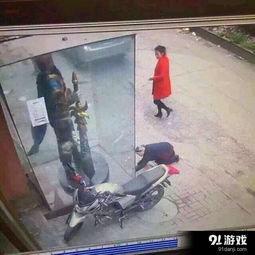 七旬老太跪拜英雄联盟盖伦雕像玩家你别嘲笑