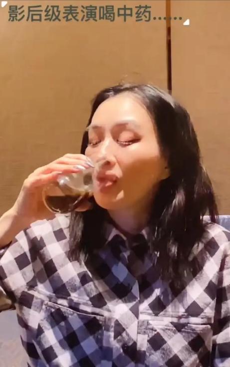 钟丽缇喝中药表情痛苦,网友说为了生宝宝,张伦硕的反应幽默心酸