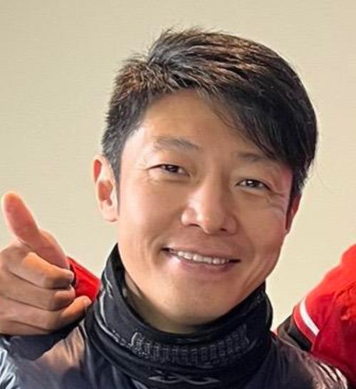 撒贝宁尼格买提滑雪被偶遇,两人穿着朴素,撒贝宁满头白发很显老