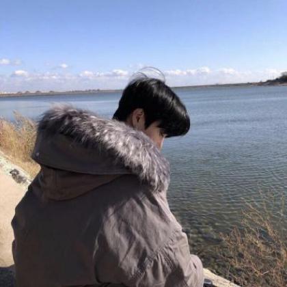 情绪低落孤单伤感颓废男生头像,我也不想堕落就是无法开心