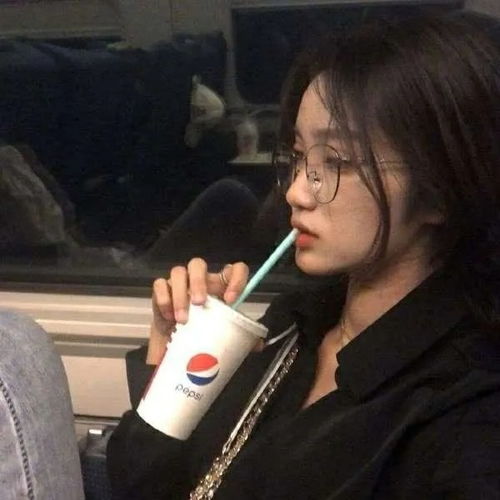 仙气女头月色笼罩于黯淡的星空,女孩终属于对她好的人