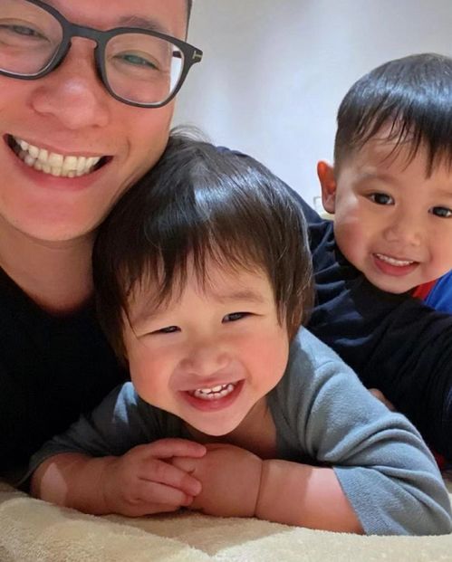 胡杏儿携仨儿子切蛋糕,为李奕霖庆2岁生日,三胎儿子表情超搞笑