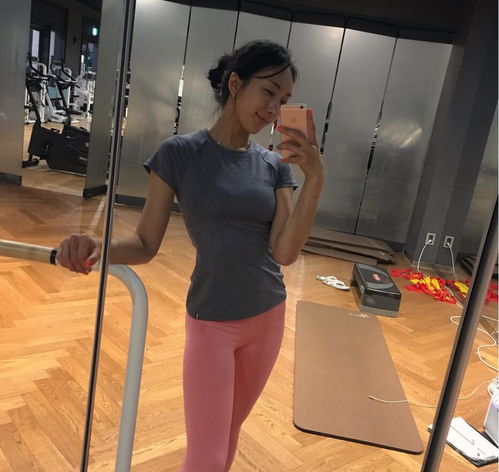 35岁的冻龄女神,身材纤细如少女,健身使她与别人不一般