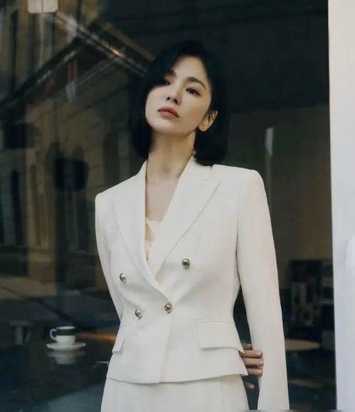 宋慧乔打开了我对40岁以上女人穿衣的想象注重色彩和款式更高级