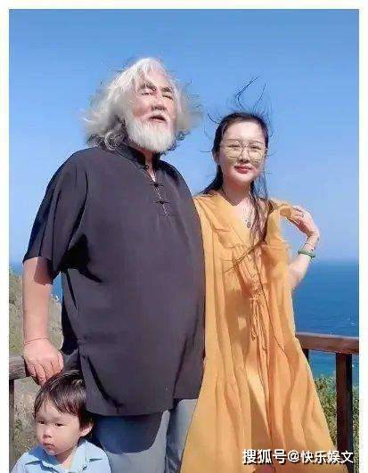 71岁张纪中带小31岁妻子度假骑马开车无限欢乐,宝刀未老太幸福