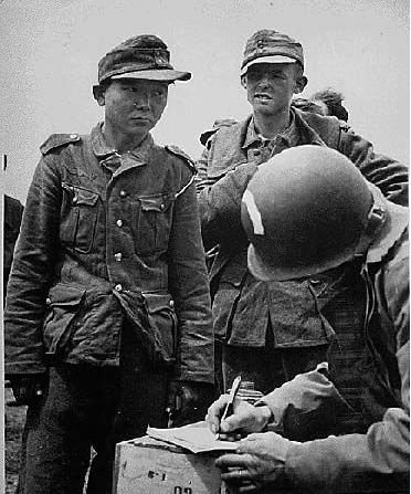 一个穿着德军制服的朝鲜人,多次被俘,搞笑却又无奈