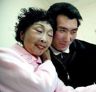 26岁为娶58岁偶像,不在乎年龄真心就行,老妻少夫过的幸福吗
