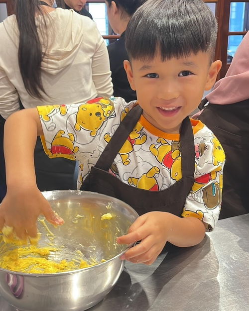 胡杏儿一家五口体验做月饼,亲子互动好温馨,三个儿子好帅好可爱