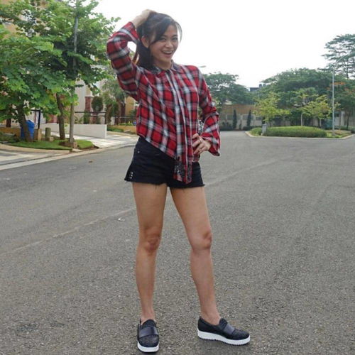 50岁辣妈身材逆袭18岁少女,与儿子自拍像情侣,美丽人生从来与年龄无关