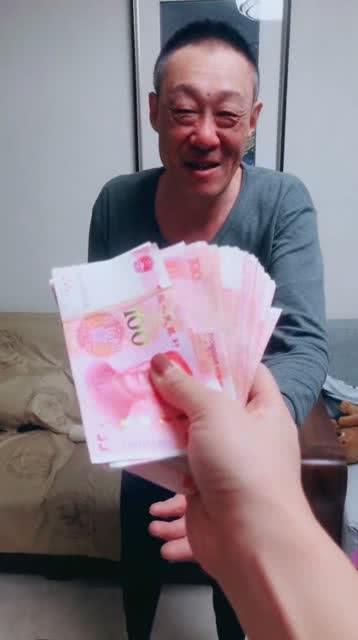 闺女给老爸零用钱,看老爸受宠若惊的表情太可爱了,结果搞笑了
