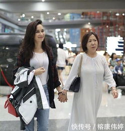 卢靖姗牵手准婆婆,韩庚和岳父推行李,岳父的发型很时尚
