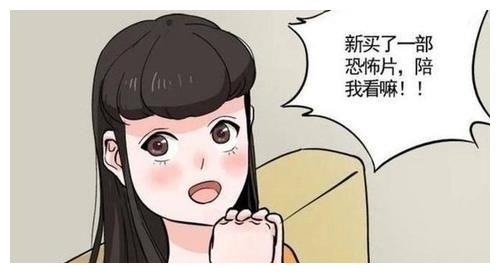搞笑漫画两夫妻在家里看鬼片,客厅发生了更诡异的事情