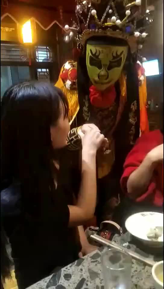 小姐姐你是认真的吗变脸的大哥都被你吓得一激灵,表情好到位