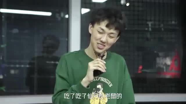 田燚斯外戈被冷笑话套路,蔡维泽竟给表情包配这样的字