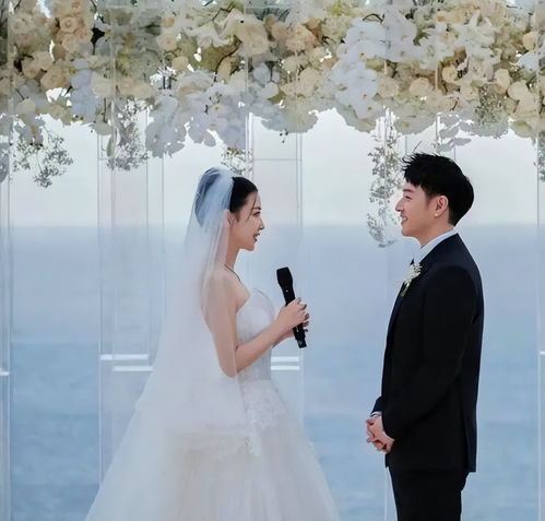 潘玮柏4岁女儿首曝光,一家三口游玩,宣云为宝贝女儿撑伞