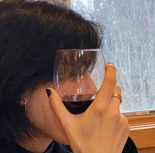 男人抽着喝着好头像
