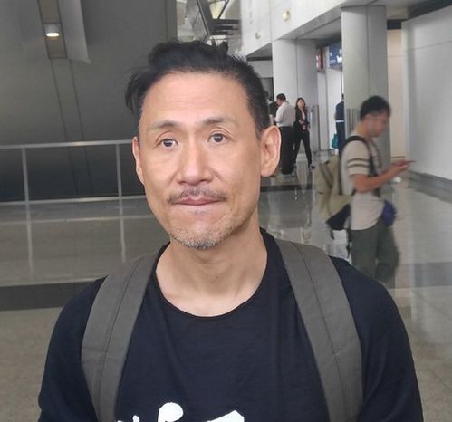 56岁张学友机场近照曝光,网友歌神是真的老了胡须都白了