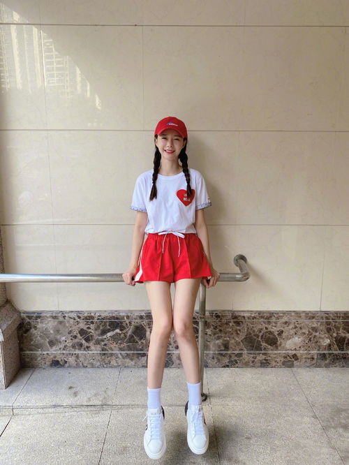 沈梦辰不像30岁的人,穿樱桃印花衬衫套装,秀漫画腿美成少女