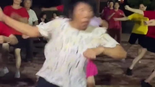 大妈跳广场舞的搞笑操作,这表情把我看笑了
