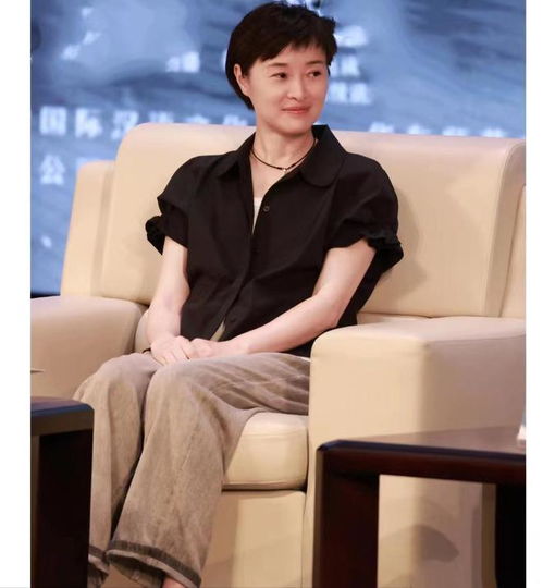 吴越不扮嫩美得自然,夏季穿搭体面显贵适合妈妈们,51岁气质淡雅