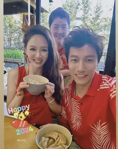 陈乔恩陪老公马来西亚过年,夫妻俩一身大红超喜庆,和婆婆关系好