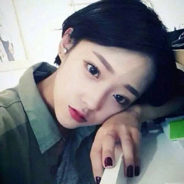 齐耳短发把刘海侧分,凸显御姐范的女人味