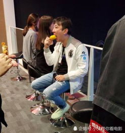继王思聪吃热狗后,又吃玉米荣登热搜,网友不愁没有头像用了
