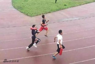 有趣重庆西南大学运动会学生抱灭火器跑接力赛