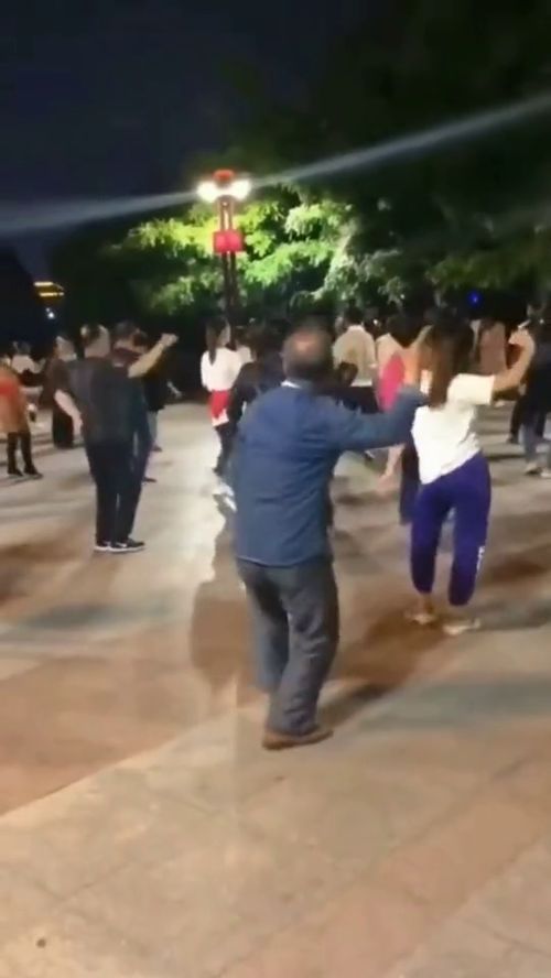 大爷不但舞跳的好,表情能笑死人,看了不笑你咬我
