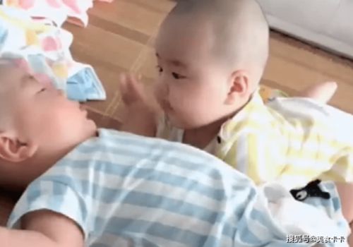 龙凤胎宝宝刚睡醒,妹妹就做出如此行为,快要把人给萌化了