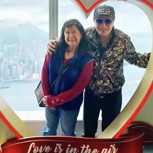 歌王许冠杰一家六口现身,混血妻子身材发福,双胞胎孙子似外国人