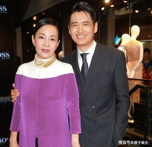周润发我虽然65岁了,但我的老婆还很漂亮,穿一身紫衣尽显优雅
