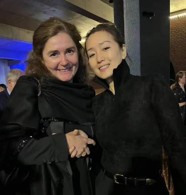巩俐夫妇陪法国总统访华,看到黄渤逗乐马克龙,鼓掌笑出表情包