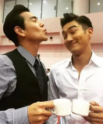 彭于晏和谁拍照都是囧脸,唯独只有遇到他,瞬间彰显男神气质