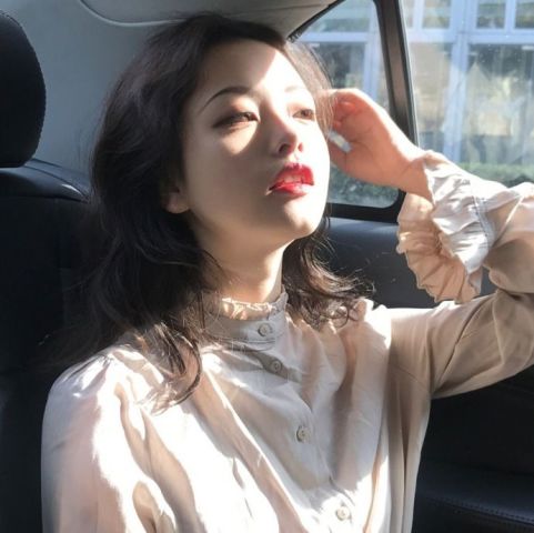 高冷御冷紫女生头像书读得很垃圾,活也活得很狼狈