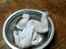 搞笑gif妹子动作到位,表情不对