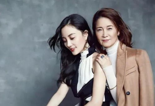 李小璐全家福曝光71岁爸爸气派慷慨,66岁妈妈美过女儿