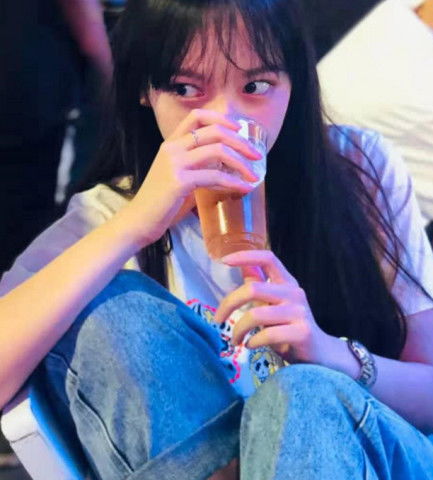 有一种坐姿叫程潇,不仅显腿长还优雅,网友女孩的癖好