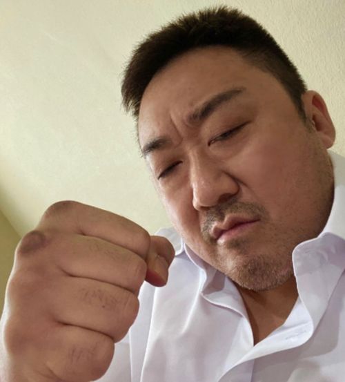 中年大叔的自拍照,正被网友们拿去当头像