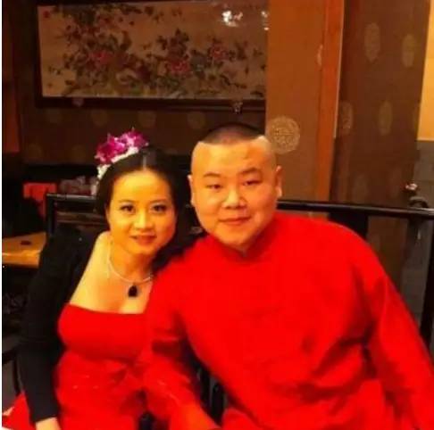 岳云鹏老婆晒夫妻依偎照,她面容清秀又旺夫,比网红脸强多了
