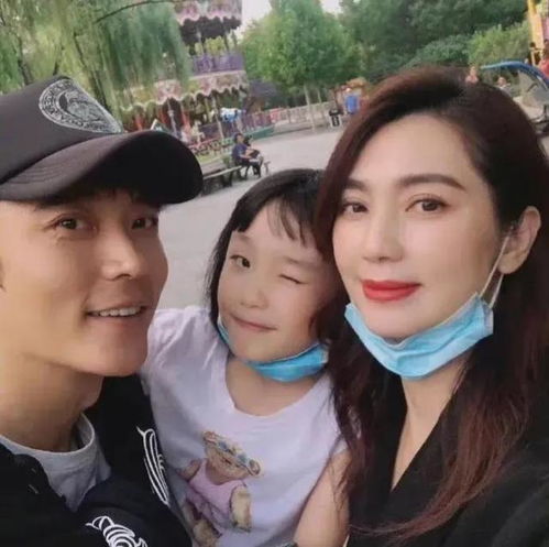 张丹峰带女儿看电影,好爸爸人设挽回口碑,洪欣不在场引猜测
