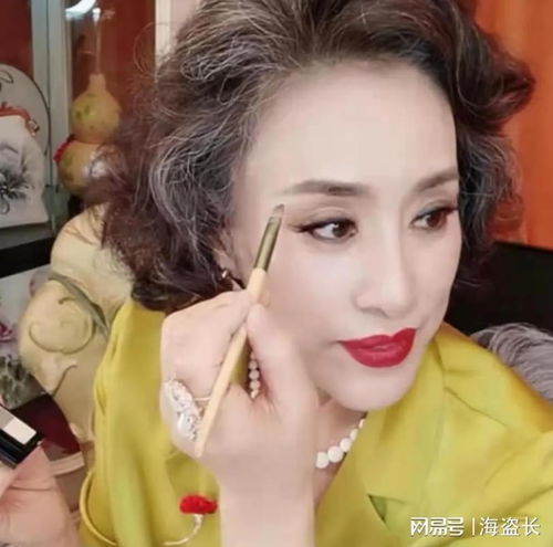 女子穿警服半辈子60岁后走秀拿奖,穿旗袍和高跟鞋,走起路当模特