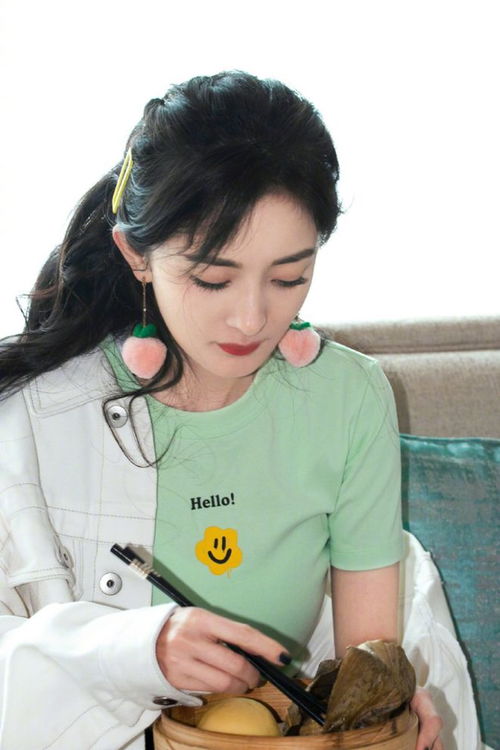 杨幂生日营业风头都被热巴抢了穿卡通针织衫俏皮开,太少女了吧