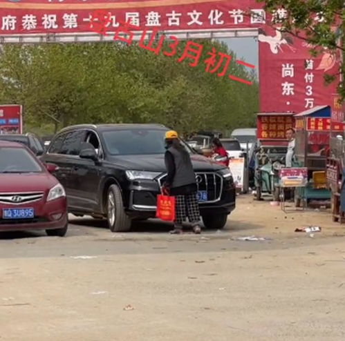 河南一拄拐老太拦车要钱,连警车也不放过,已成当地知名恶霸